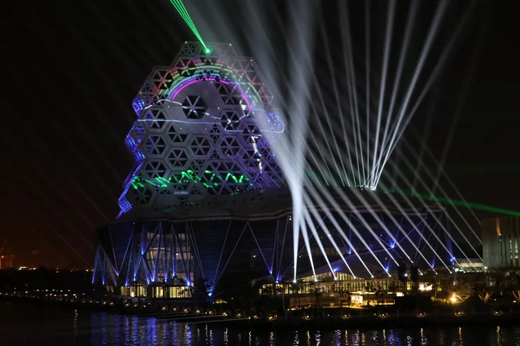 很常出現在各領域的兩朵雲+彩虹圖案