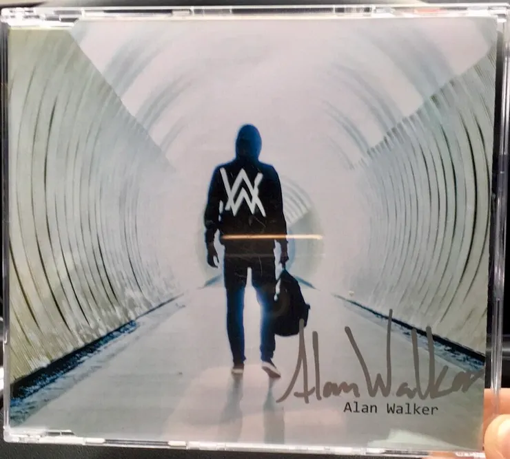 【親筆簽名】Alan Walker《Faded》單曲CD封面