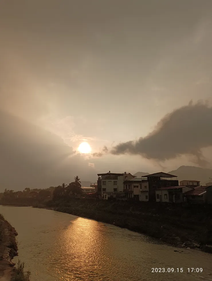 美濃雨濛夕照，車停自拍攝