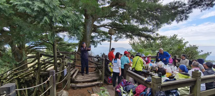 黑松亭依舊人聲鼎沸