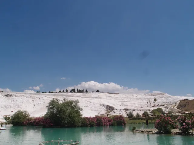 當天天氣很好，往棉堡走的路上，上面一片白白的就是我們要去的地方。