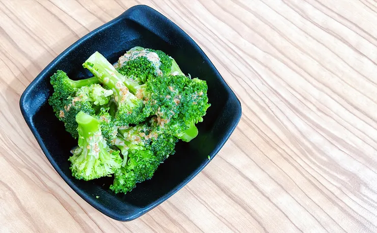 小白拉麵的胡麻醬花椰菜與四分豆干小菜組合，淋上濃郁不膩口的胡麻醬，東湖巷弄美食。