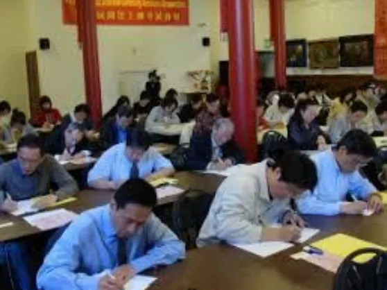 ↑聞法上師考試期間，應試者極為認真赴考。