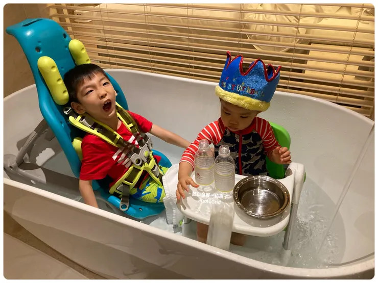 因為弟弟帶著玩，祐露出不可多得的笑容。9歲祐2歲懿