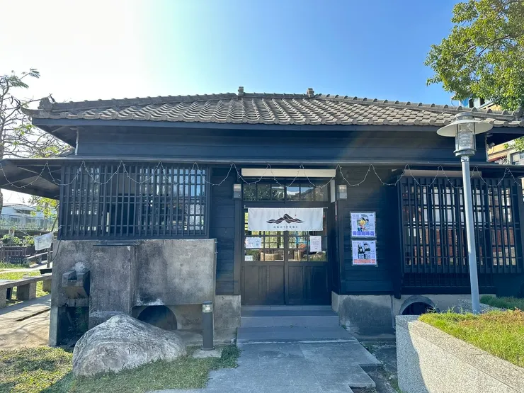 站長宿舍前方掛有山縣百年客家輸出的門擋