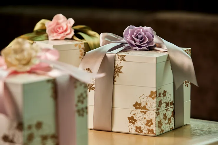 精緻的手工白巧克力玫瑰花，搭配典雅重箱盛裝，定調出下午茶高雅浪漫的氛圍。  (圖/ The Ukai Taipei提供)