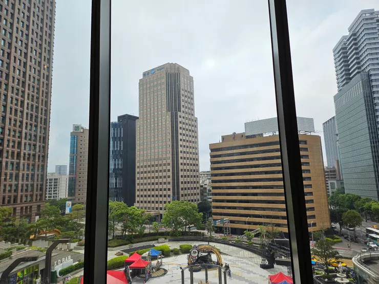 for you,阿另。它是蛋糕,它有翅膀。跑跑看,飄浮是生活的態度。