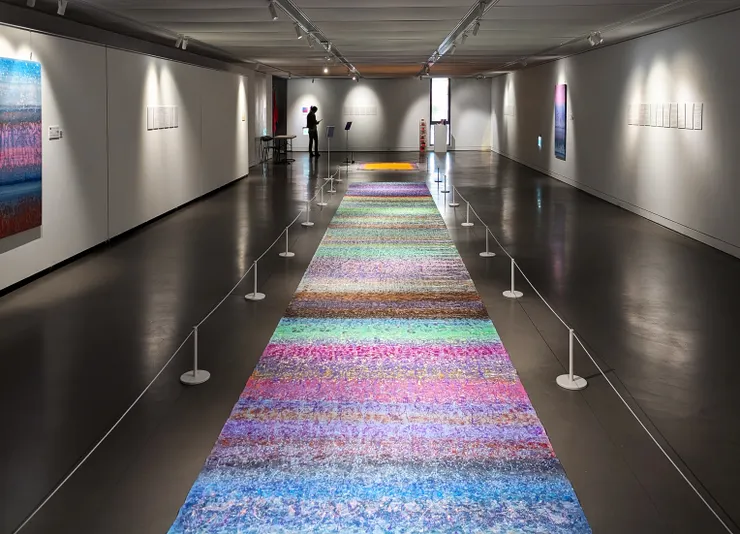 中道光譜論啟示我們，普世契約的協定，必須在二元對立的連續光譜中尋求持續的平衡。透過顏料的無窮調節，提供了一個視覺化的調節場域（Regulatory Field），要求人類學會像光一樣，在穿越物質的折射時，學會柔韌地協商（Negotiation），而非對抗。 未來文明的第一行字，是「我願與你共存」。