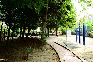 往基隆方向拍，公園內