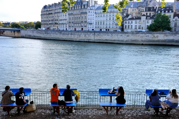 【塞納河觀光船往復岸邊遊人消閑】