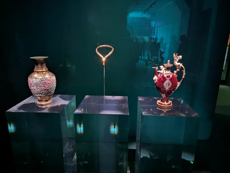 洋彩玲瓏轉旋瓶、Zip項鍊、布洛瓦帶蓋長頸壺