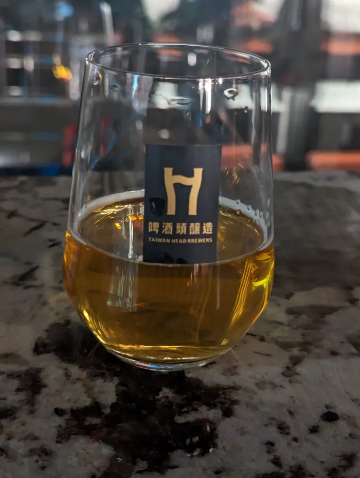 酒體略為琥珀色、澄清透明