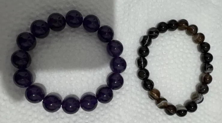 手串呈色很清澈，而且右側瑪瑙串粒紋路美妙自然