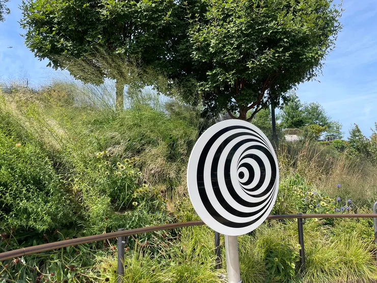 會讓人產生錯視現象的風車，公園中有好幾座