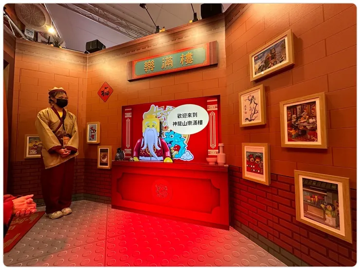 工作人員在參加者就坐後會幫忙消毒手部。