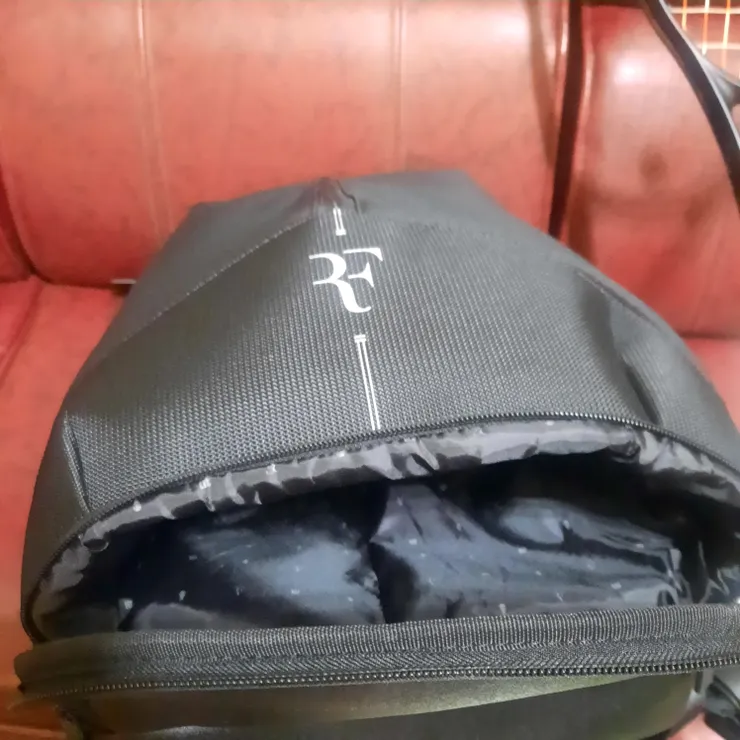 這是底部的鞋袋區，拉開可以放入一雙球鞋