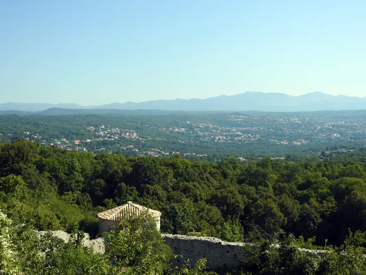 廣場上望出去可以看到古城牆和碉堡