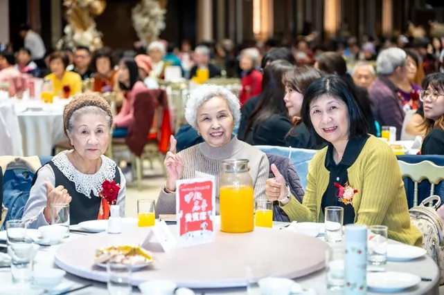 伊甸基隆區區長李蓮(右)稱讚黃淑媛奶奶(左)與牡丹奶奶(右)退而不休，活出豐盛的生命。