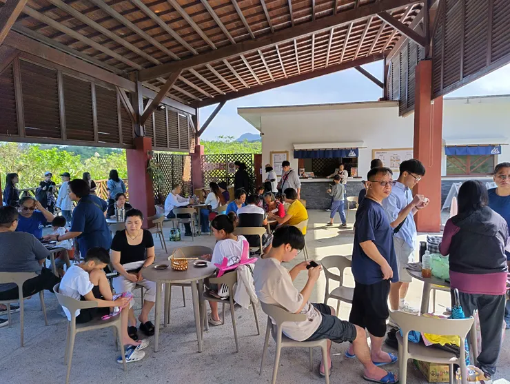 用餐區假日人潮很多