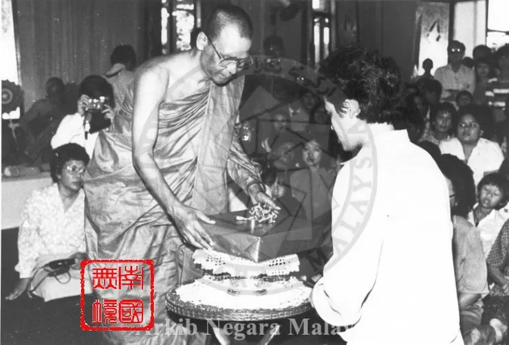 詩琳通公主拜訪智達苑寺照片。-馬來西亞新聞局，馬來西亞國家檔案館檔號：2001-0048256W。