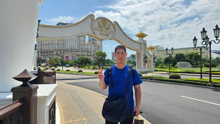 我在澳門永利皇宮的大門口!永利皇宮的這面牌樓也很浮誇!