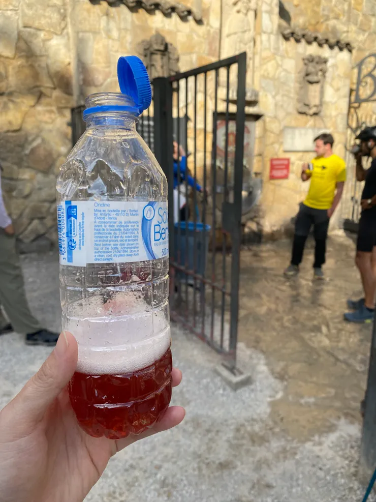 Fuente del Vino酒莊承襲傳統,提供免費紅酒給Pilgrims品嚐。