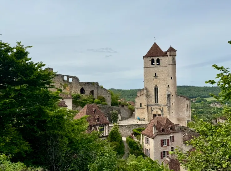 整個村落都以教堂為中心,是最大的地標