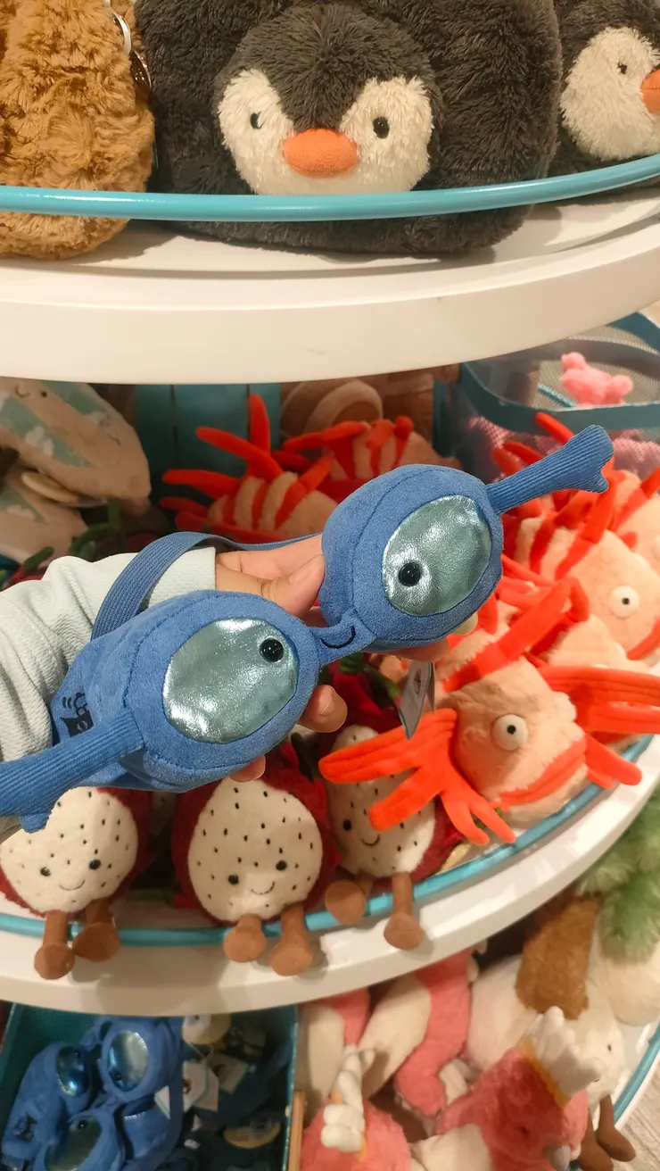 這個泳鏡娃娃真的很有事