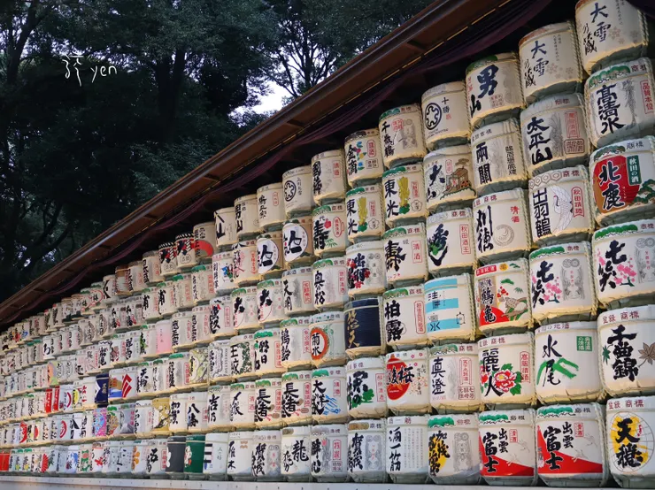 明治神宮參道上由日本酒桶組成的牆