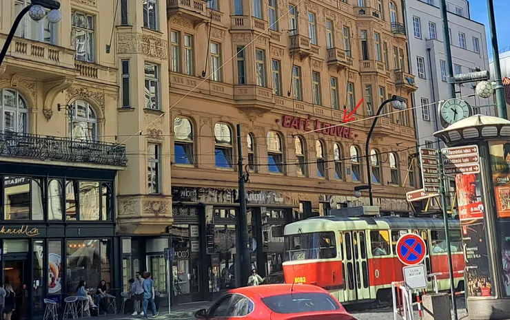 羅浮咖啡館 在2樓, 入口很特別有走進劇院的感覺