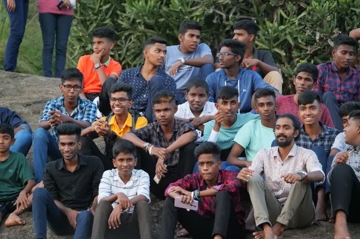 適逢當地學校假期，很多當地人也來參觀