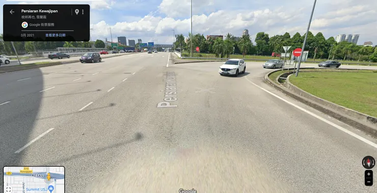 截自街景地圖。我本來站在草皮位置，雖然已經知道雪蘭莪沒有人行道要直接過，但初來乍到還是不敢過去，尤其附近也沒有其他行人。