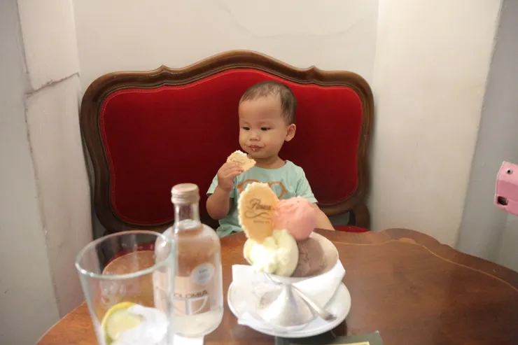 結果我們還是選擇裡面，雖然看不到演奏，也還是聽得到啦！