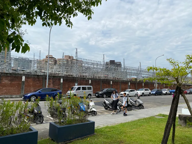 臺北變電所圍牆外的景隆街，就是從前輕便車「十五分線」路線