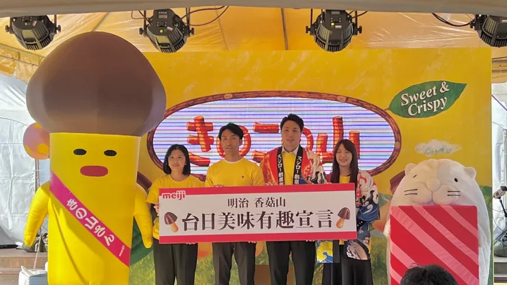 台灣明治副總經理下田將人(左二)與台灣壽司郎總經理(右二)合影台日美味有趣宣言