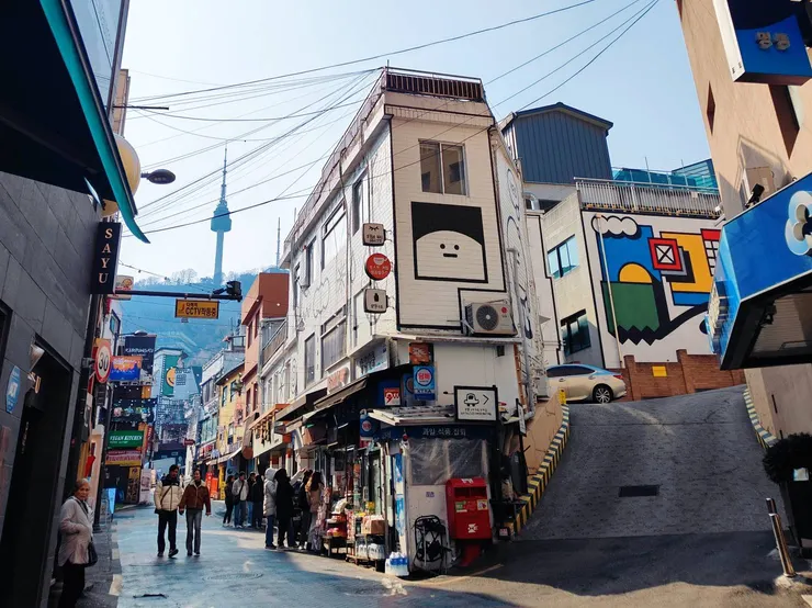 每天來回民宿都會經過的路,是明洞南山塔的拍照名點