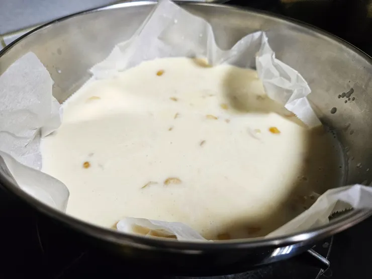 倒入前，預先墊層烘焙紙！多一個小小步驟，清洗時就方便很多。