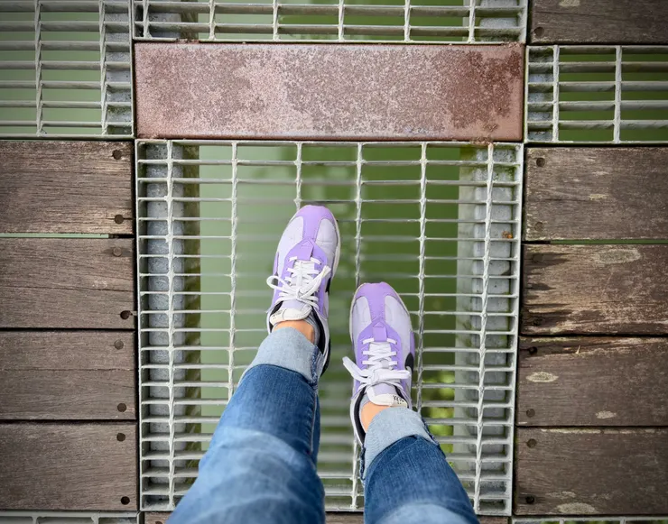真的是「鏤空」的空中步道喔！小心手上手機😆