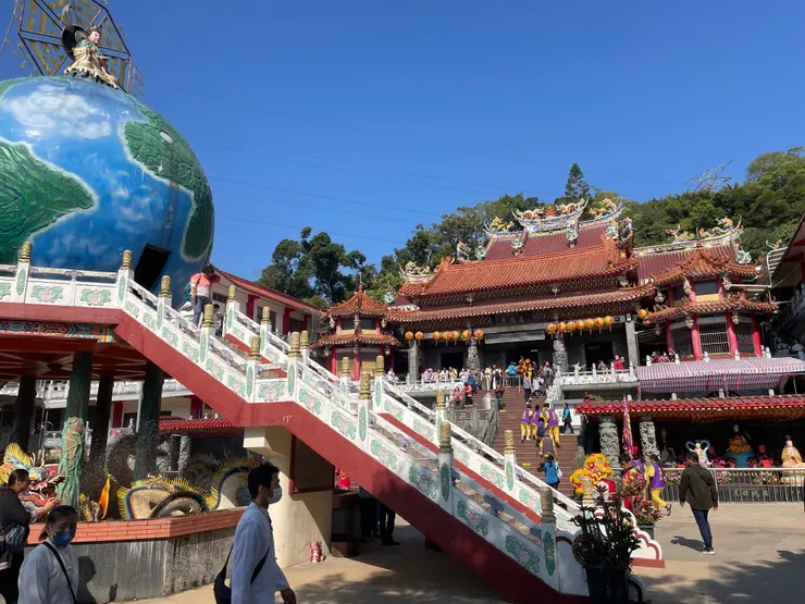 宏偉的地球儀與建德寺