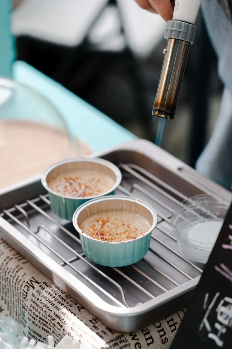 可客製化的烤布蕾！現場炙燒時可以依客人喜好調整厚度與苦甜程度