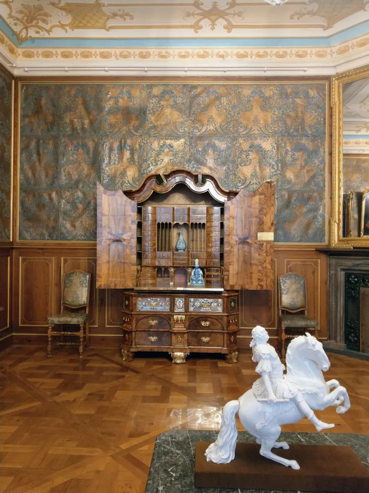 皮革壁紙與擺放中國風瓷器的櫃子