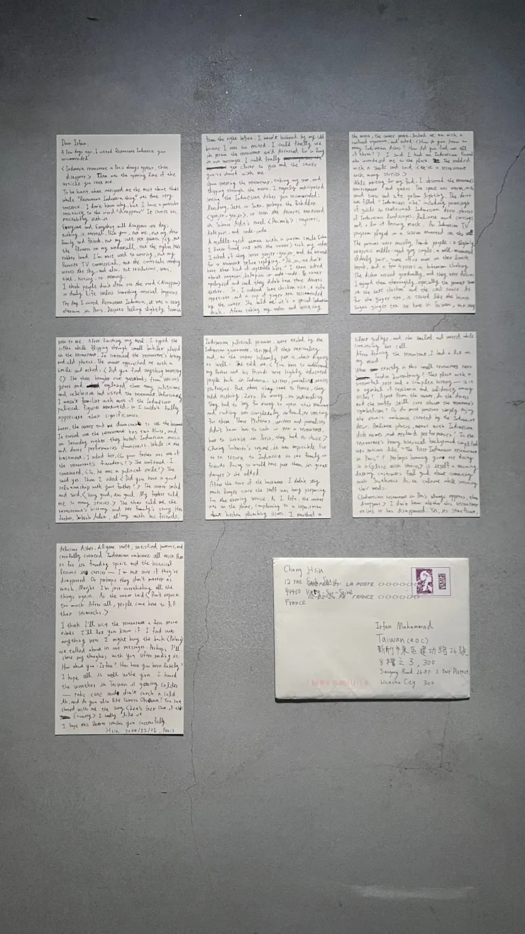 張芯，〈親愛的艾爾凡之 - Dear Irfan I 〉，2024，信紙，10公分*15公分。本文作者拍攝。