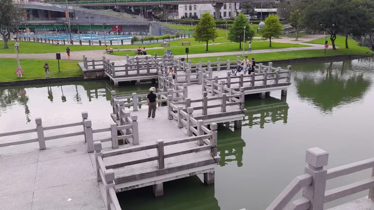 一座九曲橋從湖岸連接到到水榭樓台，短短的距離卻左彎右拐，讓熱戀中的情侶，走在上頭沒完沒了，戀情慢慢加溫。