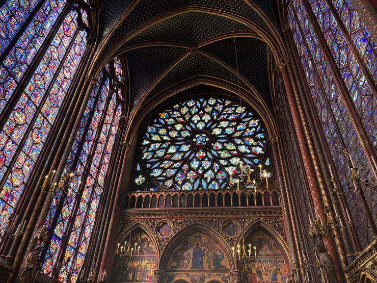 上層禮拜堂的玫瑰花窗（Rose Window）描繪了《啟示錄》