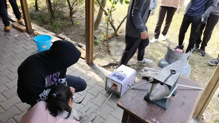 點起來了！孩子們自己做的爐！