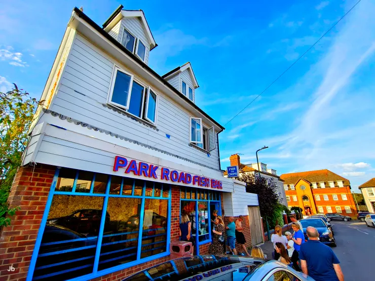 【老婆不在買客炸魚薯條吃到飽！住宅區惟一的炸魚薯條店，也只有它營業時可以在住宅區一次看到這麼多人。】