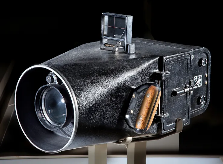 Fairchild 最早的成名產品之一，Fairchild F-1 航空攝影機專門用於軍用偵察與航拍任務。這款攝影機在二戰與冷戰期間廣泛應用於美國空軍，具備高解析與自動化底片傳輸技術。一間東岸老牌光學公司，意外成為半導體革命的起點。