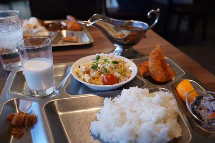 白米、牛奶、涼拌菜、炸可樂餅、水果、醃漬菜