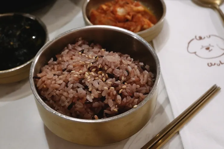 韓式鍋物 會附上一碗野生種有機紫米飯