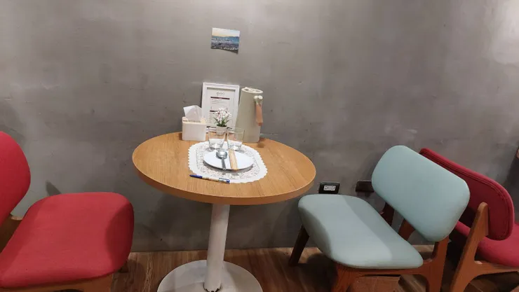 可愛的小圓桌,牆面上也有可愛的明信片裝飾